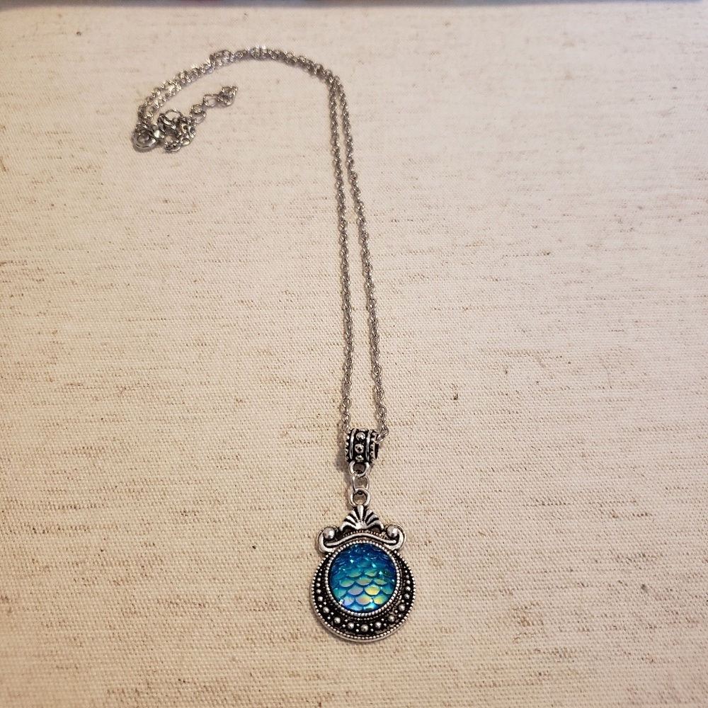 ⚡CLEARANCE⚡ Ocean Blue Mermaid Scale Pendant NK - Picture 7 of 8